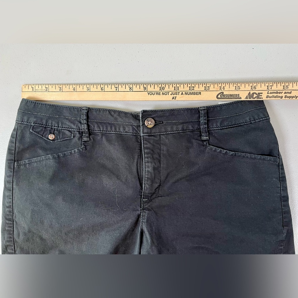 2 pair size 10 shorts for women- Lee Natural Fit, Gloria Vanderbilt Cream Cargo - Picture 16 of 17
